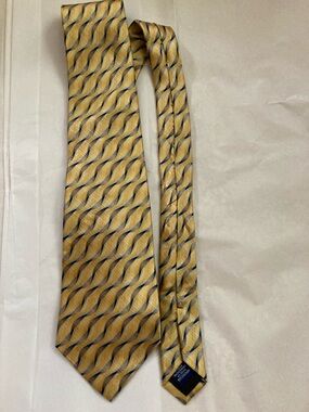 Van Heusen Silk Stain Resistant Gold Navy Pattern HandMade Tie Classic WaveDesig